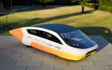 Stella Era: První solárně napájený vůz s dojezdem až 1800 km bude nabíjet okolní domy a elektromobily