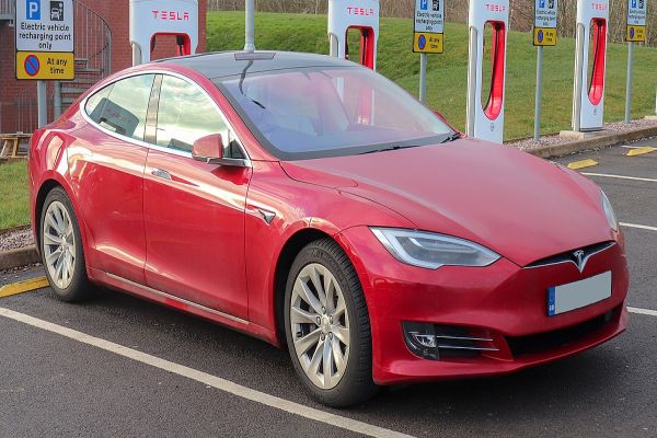 Tesla v dubnu představí vlastní baterie