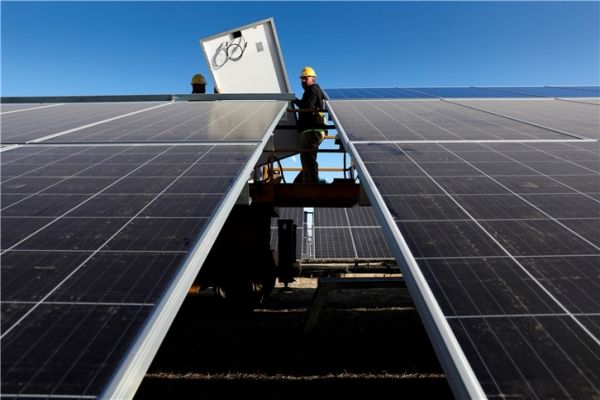 Zcela bez dotací: Největší fotovoltaická elektrárna v Evropě zahájila výrobu