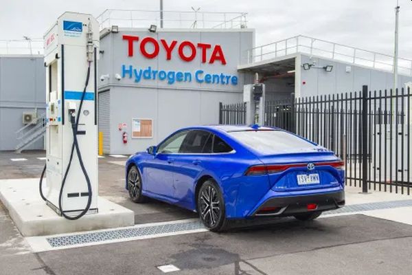 Toyota začala vyrábět vodík pouze ze solární energie