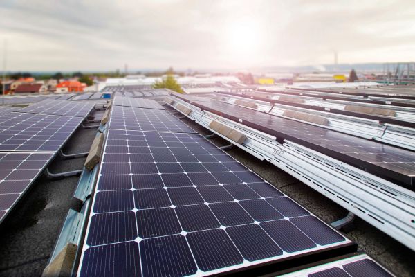 Koalice SPOLU hodlá v Česku postavit 100 000 střešních fotovoltaických elektráren