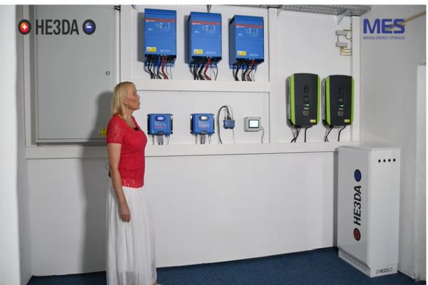 HE3DA: První instalace komerční baterie v Česku, parkoviště budoucnosti a solární katamaran