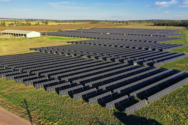 Photon Energy expanduje v Austrálii. Staví zde velké solární elektrárny na trackerech