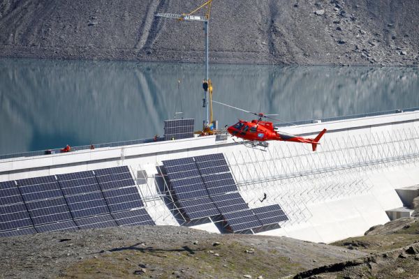 Švýcaři postavili unikátní projekt vertikální solární elektrárny na přehradě v Alpách