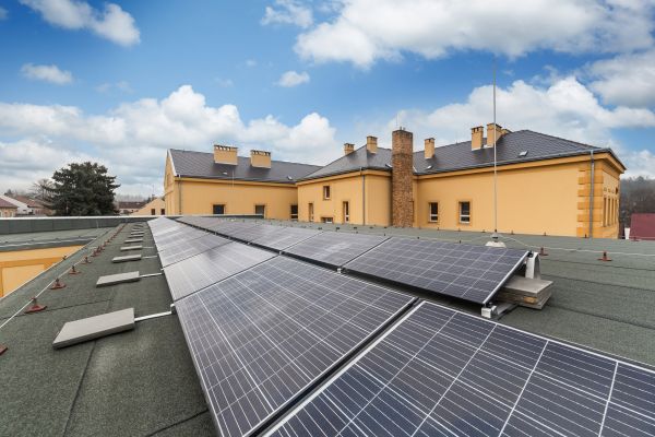 Gymnázium v Bílovci má zbrusu novou střešní fotovoltaiku. Investice zaplatí úspory za energie