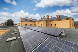 Pardubický kraj se snaží ušetřit na energiích, bude investovat do střešních solárních elektráren