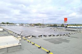 Česká IKEA šetří účty za energie v Brně díky instalaci nové střešní elektrárny