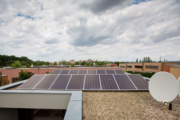 ČEZ: Kvůli obrovskému zájmu se letos bude stát dlouhá fronta na střešní fotovoltaiky