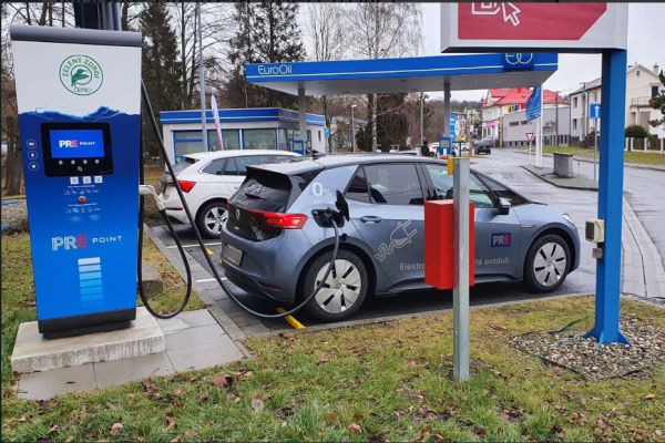 Pražská energetika na severní Moravě otevřela hned trojici veřejných dobíjecích stanic v síti PREpoint
