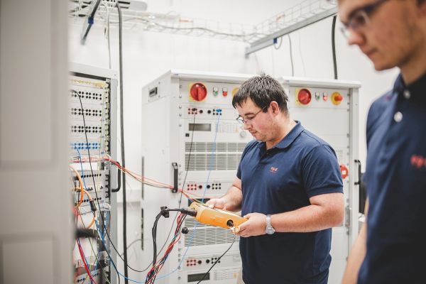 Unikátní laboratoř umožní rychlejší a bezpečné připojování obnovitelných zdrojů energie do sítě