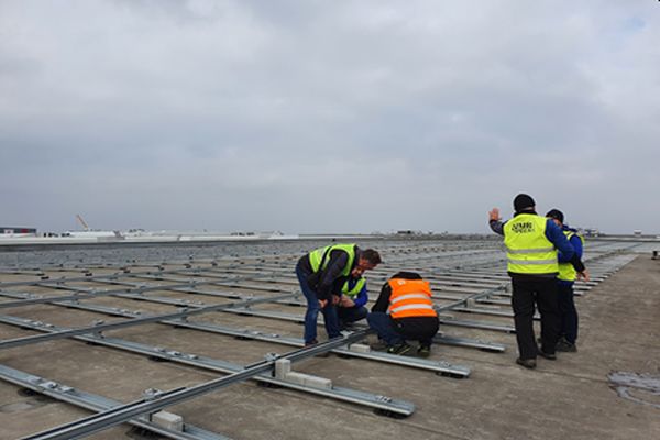 ČEZ ESCO staví jednu z největších střešních fotovoltaik nedaleko Prahy