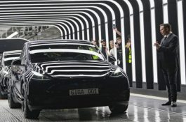 Tesla otevřela v Berlíně novou továrnu na elektromobily a baterie