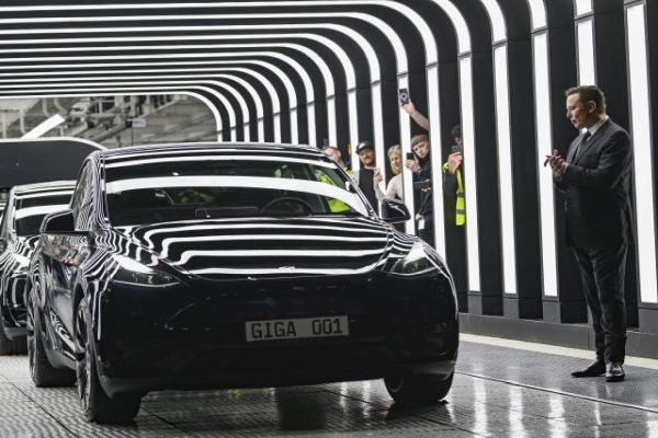 Tesla otevřela v Berlíně novou továrnu na elektromobily a baterie