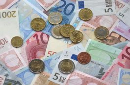 Vláda schválila úsporný tarif i odpuštění poplatků za OZE