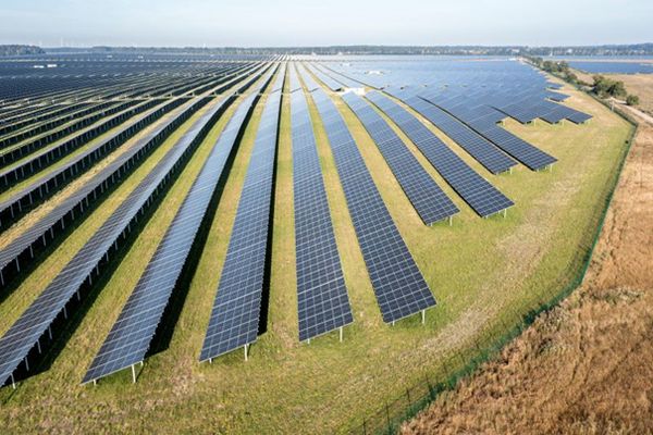 Sokolská uhelná začne letos stavět velké solární elektrárny bez dotací, nedostatku komponentů navzdory