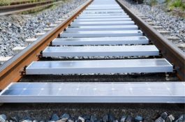 Unikátní technologie promění železnice v solární elektrárny