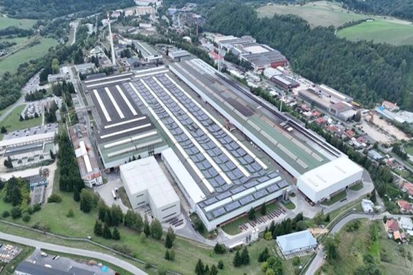 TESLA staví na Slovensku obří střešní solární elektrárnu