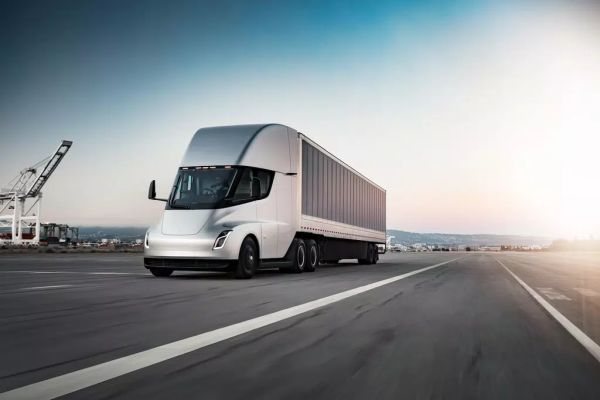 Výkon 1 MW: Tesla předala zákazníkovi první elektrický nákladní automobil