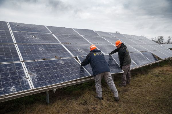 Rašisty zničená a rozkradená solární elektrárna na Ukrajině obnovila výrobu
