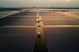 200 MWp: Sungrow staví obří plovoucí fotovoltaickou elektrárnu