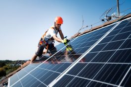V Praze se masívně investuje do střešních fotovoltaik za účelem úspor a rozvoje komunitní energetiky