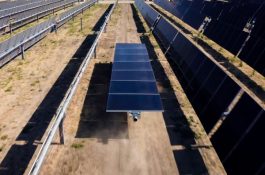 Roboti začínají stavět pozemní solární elektrárny