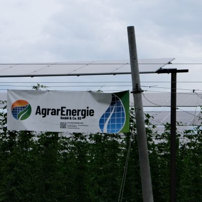 V Bavorsku se začal pěstovat chmel pod solárními panely