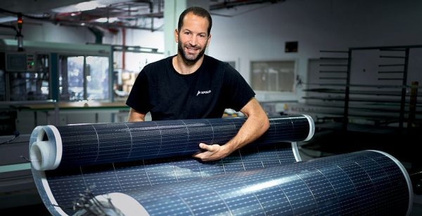 Tento fotovoltaický panel se sroluje jako koberec