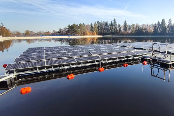 ČEZ pokračuje v testování unikátní plovoucí solární elektrárny
