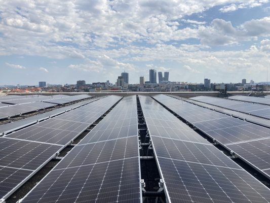 Největší fotovoltaická elektrárna „za kačku“ byla uvedena do provozu v centru Prahy
