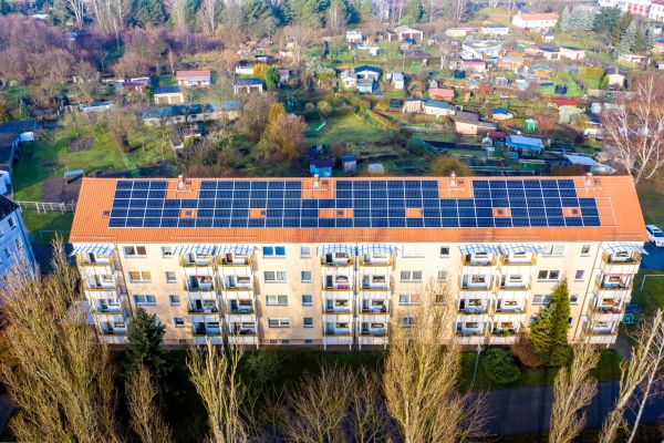 Bytový dům na Chebsku sdílí vyrobenou solární energii. Za projektem stojí DZD Solar