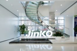 Lídr trhu JinkoSolar navýšil loni dodávky panelů o 76 %