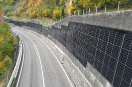 Unikátní projekt: První fotovoltaická elektrárna na opěrné zdi dálnice