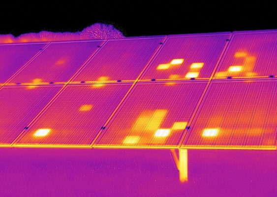 Drony urychlí instalací solárních panelů